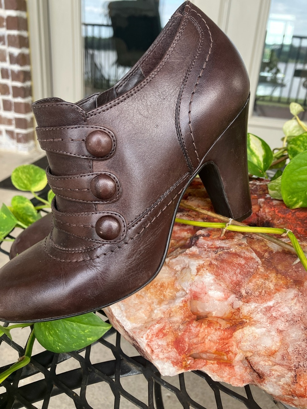 Gianni Bini
Women's Dark Brown Leather Button-Accent Heeled Bootie
Size 6